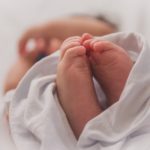 Mas a equipe do cantor se limitou a declarar que a filha de Suelen é realmente de Vitão (Foto: Unsplash)