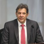 De acordo com informações do Estadão desta segunda-feira (24), Fernando Haddad, ministro da Fazenda, irá adotar um modelo de cobrança que permite o desconto do imposto no ato da compra dos produtos vendidos em plataformas internacionais como Shein, Shopee e AliExpress. (Foto: Agência Brasil)