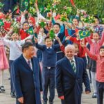 Com uma reunião coreografada em vários detalhes, foram mais de 400 militares em marcha e crianças de uniforme balançando bandeiras do Brasil e da China (Foto: Agência Brasil)