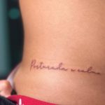 “Tattoos novas. Galera, essas tattoos representam para mim tudo que vivi nesses confinamentos e como a minha vida mudou! Eu decidi fazer uma homenagem tatuando ‘posturada e calma’, meu bordão do BBB", começou a jogadora de vôlei. (Foto: Instagram)