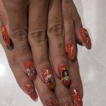 Decoração ousada nas unhas de Anitta causa polêmica ao apresentar imagens de Jesus Cristo, Nossa Senhora, anjos e santos. (Foto: Reprodução Instagram)