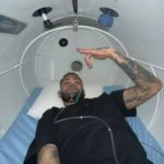 Nesta segunda-feira (1°), Neymar publicou em suas redes sociais, uma foto em que aparece dentro de uma câmara hiberbárica, equipamento utilizado para o tratamento de lesões através do oxigênio, o que ajuda na melhora da performance física (Foto: Instragram)