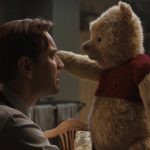 Christopher Robin, agora um adulto, tenta ajudar o Ursinho Pooh a encontrar seus amigos - Tigrão, Bisonho, Coruja, Leitão, Coelho e os outros. Uma vez que Pooh os encontra, o amável urso e sua turma viajam a Londres para ajudar Christopher a redescobrir a alegria da vida. (Foto: Divulgação)