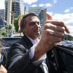 Jair Bolsonaro conversou com a imprensa após ser alvo numa investigação da Polícia Federal (Foto: Agência Brasil)