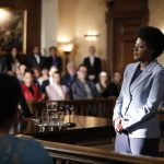 Annalise Keating é advogada da área criminal e professora de direito em uma universidade de prestígio da Filadélfia. Ao lado de cinco de seus alunos, ela se envolve tramas de assassinatos enquanto tenta manter intacto seu casamento. (Foto: Divulgação)