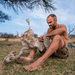 Ed Stafford, O Sobrevivente: O aventureiro Ed Stafford tenta viver em uma remota ilha de Fiji. Ele deve priorizar suas necessidades para conseguir sobreviver por 60 dias. (Foto: Divulgação)