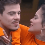 No registro antigo resgatado por Thomaz, ele e Tati aparecem abraçadinhos e em clima de romance. (Foto: PlayPlus)