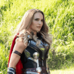 Todavia, uma série de desentendimentos durante a produção da sequência, entre elas, divergências criativas e a saída da diretora Patty Jenkins, levaram a atriz a mandar um "acabou" para a Marvel. (Foto: Divulgação)