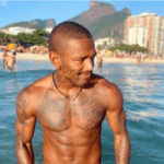 Por lá, o cantor está em busca de seu "ganha-pão" vendendo fotos e vídeos sensuais para os assinantes. (Foto: Instagram)