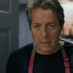 Hugh Grant teve seu nome ligado a um grande escândalo quando foi flagrado com uma acompanhante dentro de um carro em Londres. (Foto: Divulgação)