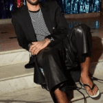 O ex-BBB apareceu usando um look assinado pela marca Balmain, composto por um blazer preto e um sarongue Para compor o visual, Pedro usou também chinelos nos pés. (Foto: Divulgação)