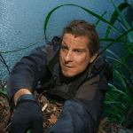 À Prova de Tudo: Aventureiro experiente, o especialista em sobrevivência Bear Grylls deliberadamente infiltra-se em locais remotos e nada hospitaleiros. Ao chegar em cada local, Bear mostra aos telespectadores algumas técnicas de sobrevivência, tais como: maneiras de escapar das areias movediças do deserto de Moab, como navegar nas correntes perigosas da Costa Rica, e a construir um refúgio para se proteger da neve nos Alpes. Ele encontra seu caminho de volta à civilização para dar conselhos aprofundados aos viajantes que possam encontrar-se perdidos. (Foto: Divulgação)