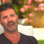 Simon Cowell está sempre bronzeado Mas nesse dia parece ter 'queimado' um pouco demais. (Foto: Divulgação)