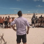 No Limite: Isolados em uma praia deserta, um grupo de pessoas vive situações que exigem coragem e resistência física ao máximo, com recursos limitados e uma série de desafios que vão além da convivência. (Foto: Divulgação)