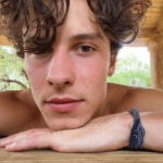 O cantor canadense Shawn Mendes revelou que já lutou contra a disformia corporal após uma sessão de fotos com pouca roupa para uma marca de cuecas. (Foto: Instagram)