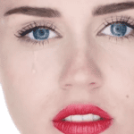 No fim de 2019, Miley Cyrus teve que passar por uma cirurgia nas cordas vocais depois de ter sido hospitalizada por conta de uma amigdalite. (Foto: Divulgação)