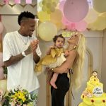 O jogador esteve presente na comemoração de 11 meses da filha, ao lado de Karoline. (Foto: Instagram)