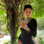 A cantora Kehlani é outra artista que também fez tatuagens em seu rosto (Foto: Instagram)