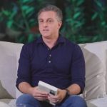 As eleições de 2022 foram bastante agitadas e alguns famosos saíram no prejuízo por apoiar o candidato Lula. Vamos começar pelo apresentador de televisão Luciano Huck, que apoiou o petista e recentemente disparou algumas críticas para o seu governo (Foto: Globo)