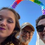 No Instagram, Sandra apoiou à causa LGBT+ e compartilhou uma foto ao lado do marido, Ernesto Paglia, e da filha do casal, Elisa. (Foto: Instagram)