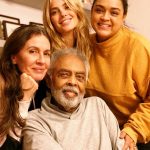 A família Gil se juntou a algumas personalidades em Salvador, na Bahia, para celebrar de forma grandiosa o aniversário do cantor e compositor Gilberto Gil. (Foto: Divulgação)