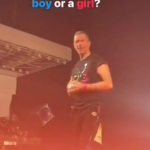 A admiradora queria que Chris Martin revelasse se ela esperava um menino ou uma menina. E, de novo, foi uma menina! (Foto: Reprodução)