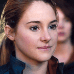 Durante o preparo para o papel de uma velejadora em naufrágio no filme "Vidas à Deriva", a atriz Shailene Woodley tomava uma colher de argila em pó por dia, além de consumir apenas 350 calorias diárias. (Foto: Divulgação)