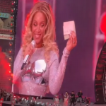 Mais do que depressa, Beyoncé recebeu um envelope lacrado no palco do RheinEnergieStadion que continua o segredo a ser revelado sobre o gênero do bebê. E o momento, é claro, viralizou nas redes sociais! (Foto: Reprodução)