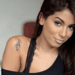 Anitta, um dos maiores sucessos brasileiros, decidiu fazer uma tatuagem em seu ombro direito na forma de uma clave, um símbolo musical. No entanto, ela não gostou do resultado. (Foto: Reprodução)