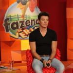 Durante o bate-papo, Rodrigo "abriu o jogo" ao falar sobre sua experiência comandando "A Fazenda Verão", em 2012. O ator não escondeu que ele odiou apresentar o reality. (Foto: Divulgação/RecordTV)