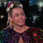 Miley Cyrus foi ao programa de Jimmy Fallon e disse ao apresentador que ela tinha parado de fumar por causa de seus comportamentos bobos durante as entrevistas, incluindo quando era uma convidada no programa dele. (Foto: Reprodução)