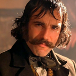 O último trabalho de Daniel Day-lewis foi em 2017, com Trama Fantasma, e o ganhador do Oscar de Melhor Ator por Meu Pé Esquerdo (1989), Sangue Negro (2007) e Lincoln (2012) vem mantendo a promessa de ficar bem longe das telas. (Foto: Divulgação)