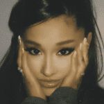 Ariana Grande decidiu eternizar uma de suas músicas de maior sucesso, “7 Rings”, por meio de uma tatuagem. Porém, o que aconteceu a seguir gerou uma situação bem inusitada e engraçada. (Foto: Instagram)