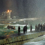 U-571 - A Batalha do Atlântico: Quando um submarino alemão U-571 com uma máquina de criptografia sofisticada a bordo é desarmado durante a Segunda Guerra Mundial em uma batalha no mar, os aliados mandam a Marinha americana, liderada pelo Tenente Andrew Tyler, recuperá-lo para um estudo. A bordo do navio alemão, o disfarce dos americanos é logo descoberto. Eles fazem a tripulação refém e preparam explosivos para destruir o navio alemão antes dos nazistas enviarem um apoio naval. (Foto: Divulgação)