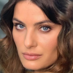 Isabelli Fontana se arrependeu de ter tatuado o nome de seu ex-marido no lado interno dos seus lábios. (Foto: Divulgação)