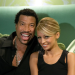 Designer de moda, atriz, escritora e personalidade da TV, Nicole Richie já deu dor de cabeça ao pai, Lionel Richie, por ter sido presa embriagada e indiciada por posse de heroína (Foto: Divulgação/Pinterest)