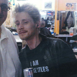 Macaulay Culkin sofreu com o vício em drogas. No início dos anos 2000, o astro de "Esqueceram de Mim" começou viver uma dependência química e teve muitos altos e baixos, chegando até a ser preso. (Forto: Reprodução/Pinterest)