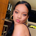 A cantora Rihanna tem uma história com a moda. RiRi, como é carinhosamente chamada pelos fãs, é dona da marca de roupas íntimas, pijamas e peças casuais e esportivas Savage x Fenty. (Foto: Instagram)