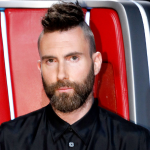 O vocalista do Maroon 5, Adam Levine, de 44 anos, foi acusado de trair a mulher, Behati Prinsloo, de 35, enquanto ela estava grávida do terceiro filho do casal. (Foto: Divulgação)