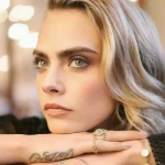 Um dos casos recentes mais chocantes de famosos que ficaram irreconhecíveis por causa do uso de drogas é o da Cara Delevigne. (Foto: Divulgação)