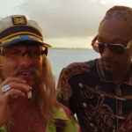 Matthew McConaughey e Snoop Dogg apareceram juntos no filme "The Beach Bum: A Vida Numa Boa", de 2019. Na época, eles filmaram uma cena em que fumam maconha juntos. (Foto: Divulgação)