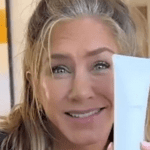 Recentemente, Jennifer Aniston, de 54 anos, fez um vídeo em seu Instagram para divulgar um produto para o cabelo. Na ocasião, ela exibiu alguns fios brancos, em meio à raiz loira. (Foto: Reprodução)