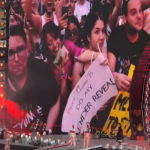 Em determinado momento do show de Beyoncé, uma fã grávida da primeira fila segurava um cartaz com uma mensagem especial para Bey: "Rainha B, por favor, faça a minha revelação!". (Foto: Reprodução)