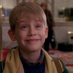 Macauly Culkin é outro nome de Hollywood que fez sucesso ainda na infância e depois decidiu dar um tempo em sua carreira. O artista teve muitos problemas familiares e com drogas, e isso influenciou no seu afastamento das telas (Foto: Divulgação)