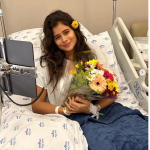 Após ser consultada e medicada, a atriz aparece em uma foto com um buquê de flores em uma cama hospitalar. (Foto: Instagram)