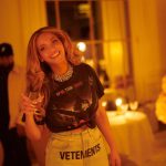 Em uma de suas festas, Beyoncé supostamente solicitou que todos os convidados se vestissem de branco e que houvesse um amplo fornecimento de sua marca favorita de champanhe. (Foto: Instagram)