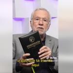 “O que está escrito aqui no preâmbulo da Constituição Brasileira? Uau! ‘Nós representantes do povo promulgamos sob a proteção de Deus a seguinte constituição’” (Foto: Youtube).