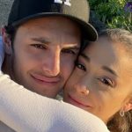 Nesta manhã de quarta-feira, 19, percebeu-se nas redes sociais que as fotos do casamento da cantora Ariana Grande com Dalton Gomez não estão mais presentes em seu perfil, desde meados de maio de 2021. (Foto: Divulgação)