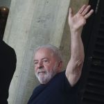 Em sua fala proferida em Bruxelas nesta segunda-feira (17), o presidente do Brasil, Luiz Inácio Lula da Silva (PT), mais uma vez expressou sua desaprovação em relação ao fornecimento de armas para a Ucrânia, país que tem se defendido da invasão russa desde o início de 2022. (Foto: Agência Brasil)