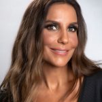 Já na segunda foto, Ivete agita uma multidão em cima de um trio elétrico. (Foto: Divulgação)